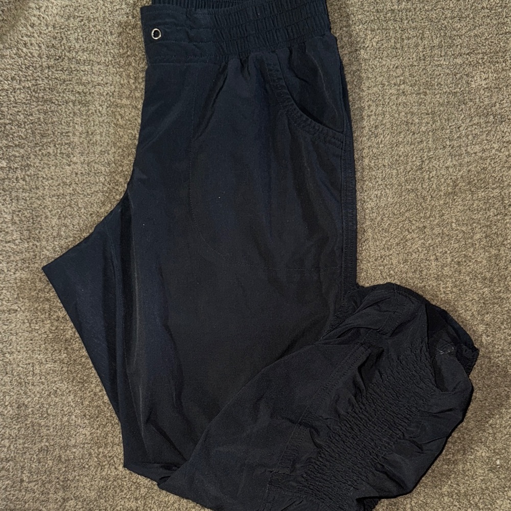 Athleta Prima Featherweight Midnight Black Capris